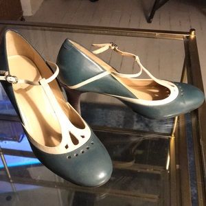 Mid-heel T-Strap Pump